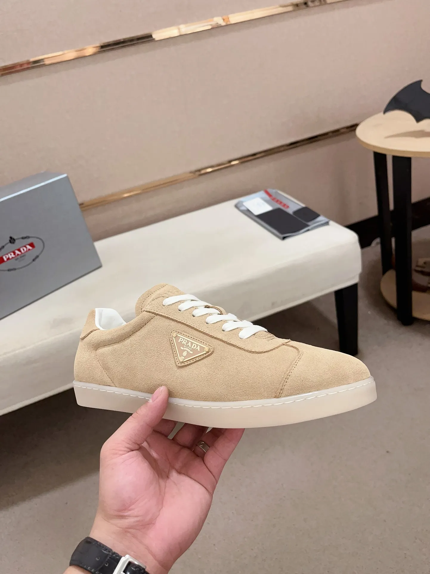 Men's Men's Shoes 💰 500💰 ✔️✔️✔️Higher version High-quality new PRADA (Prada) counters are launched simultaneously. The new men's shoes and 😘fabrics are made of high-tech glue-making technology. Lining: Full cowhide lining. 👍🏿 High-end ☄️ air-cushion molded anti-slip rubber outsole, exquisite lines, simple and elegant, comfortable and high-end for leisure travel. Code number: 38 to 44 (45 can be customized and cannot be returned or exchanged)